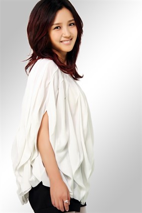 微笑女生何洁图片下载